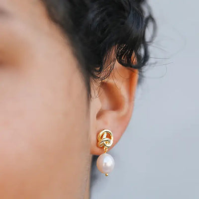 JAXKELLY PEARL KNOT EARRING