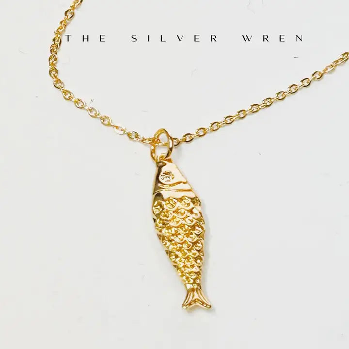 SILVER WREN GOLD FISH PENDANT 18"