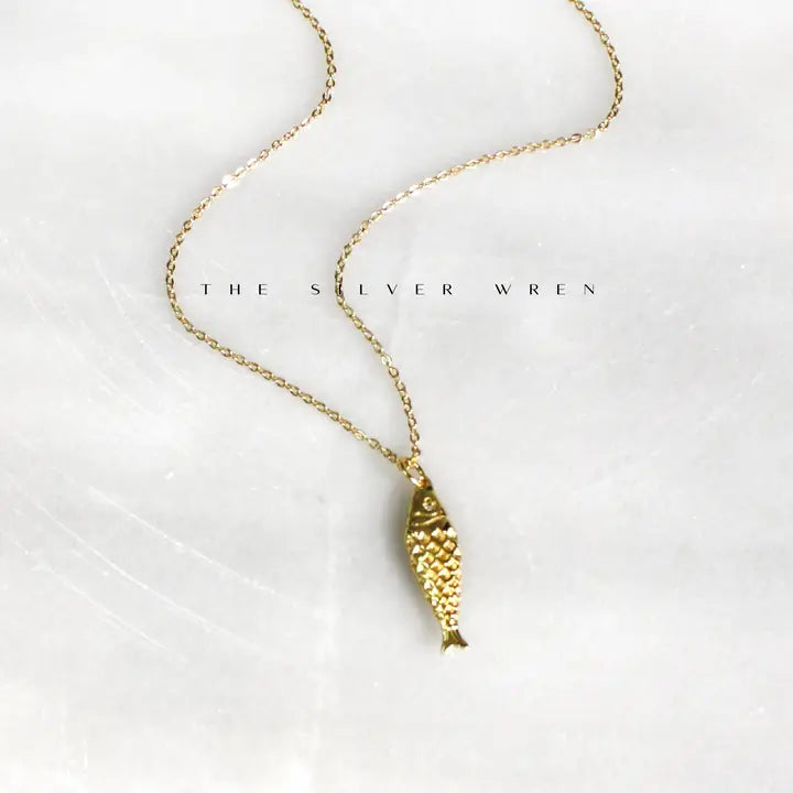 SILVER WREN GOLD FISH PENDANT 18"