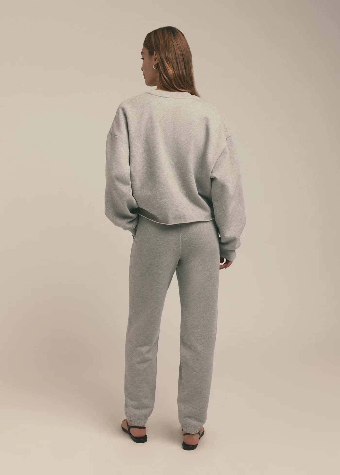 FAVORITE DAUGHTER CROPPED COLLEGIATE SWEATSHIRT